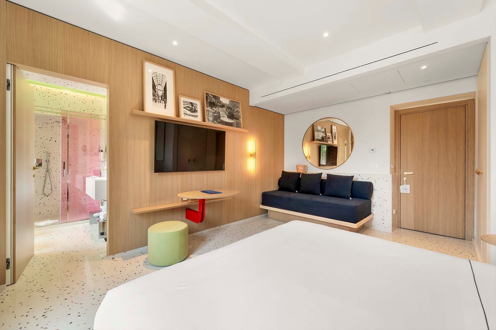 Detail of Comfort Triple Room with sofa bed and wall-mounted TV – Hotel Milu Milano