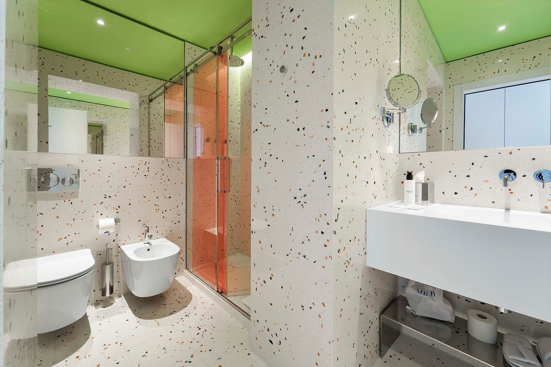 Detail of bathroom with shower – Deluxe Twin Room, Hotel Milu Milan
