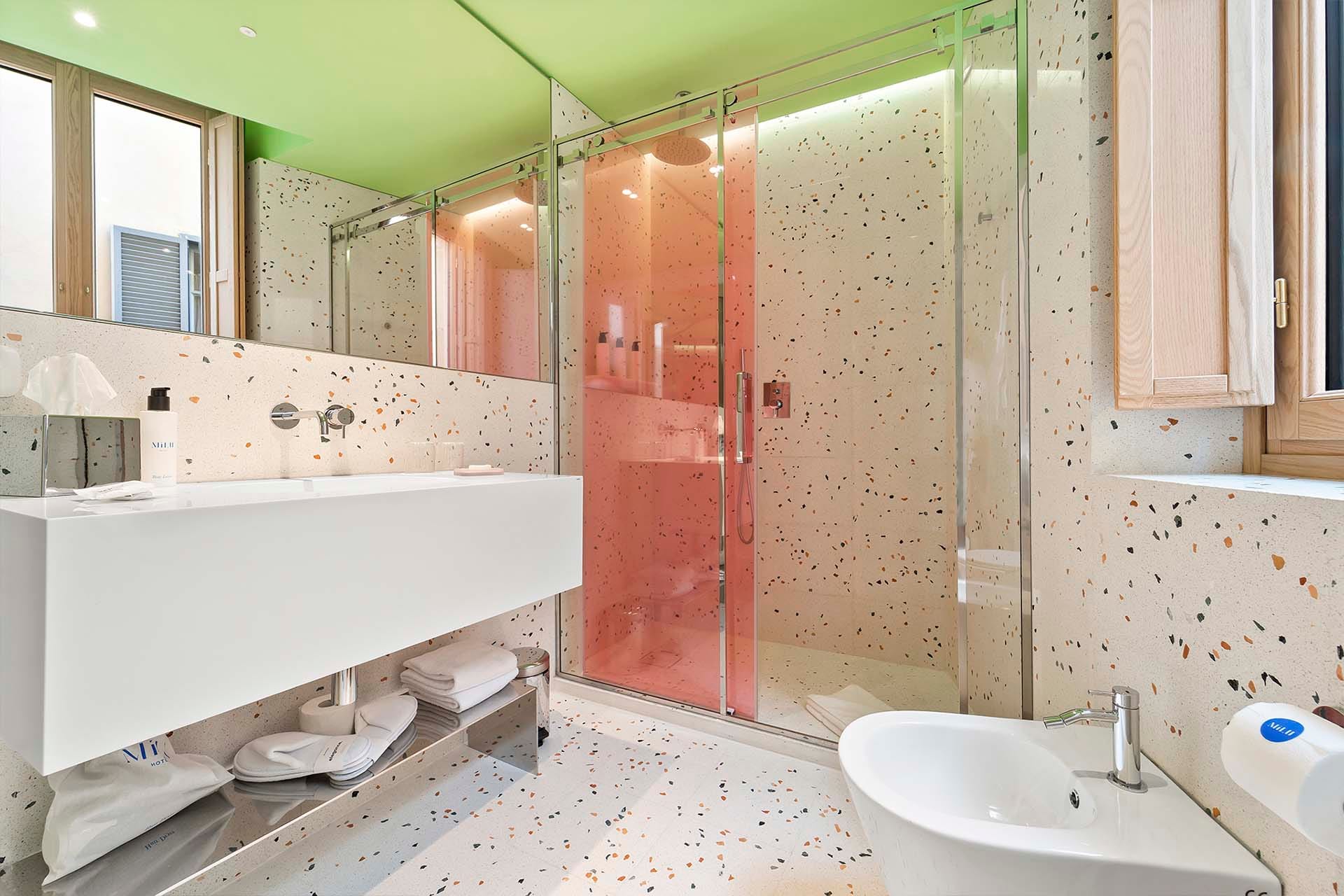 Detail of Deluxe Double Room with double bed and round wall mirror – Hotel Milu Milano