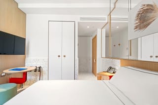 Detail of bathroom with green ceiling, single room – Hotel Milu Milan