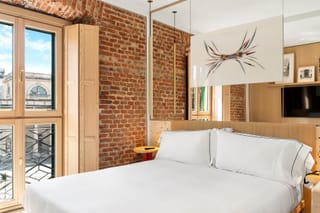 Detail of Superior Double Room with double bed and brick wall – Hotel Milu Milan