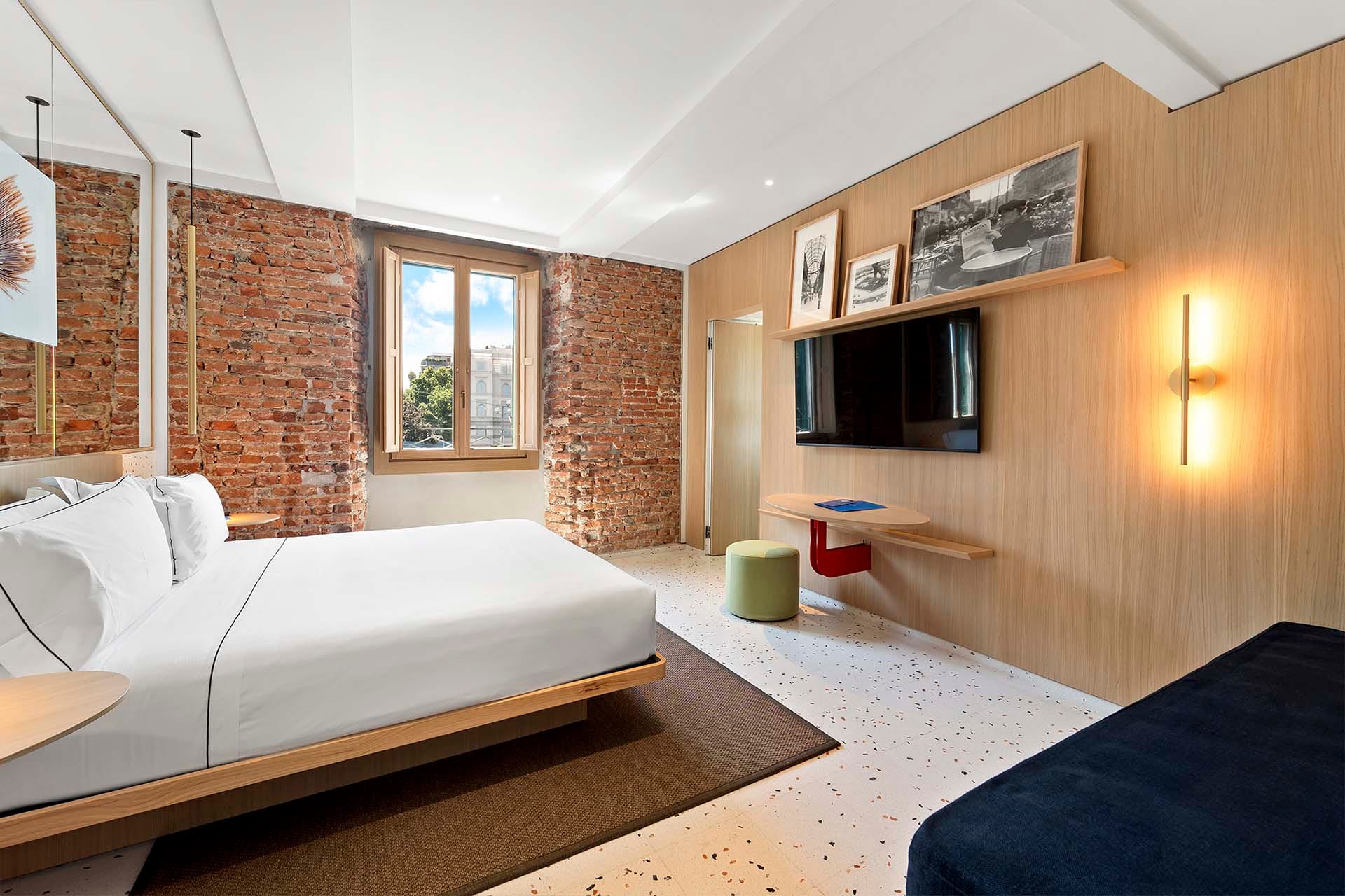 Detail of Comfort Triple Room with double bed and bedside tables – Hotel Milu Milano