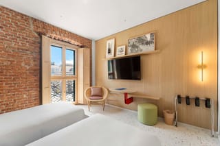 Detail of Deluxe Twin Room with round wall mirror – Hotel Milu Milan