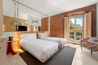 Detail of Deluxe Twin Room with separate beds and bedside tables – Hotel Milu Milan
