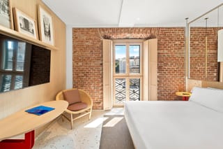 Detail of Superior Double Room with double bed and round wall mirror