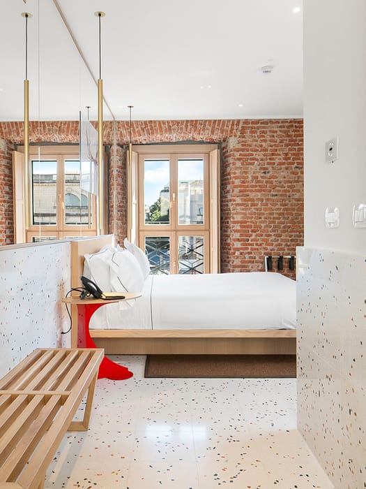 Detail of Comfort Double Room with a king-size bed and large window