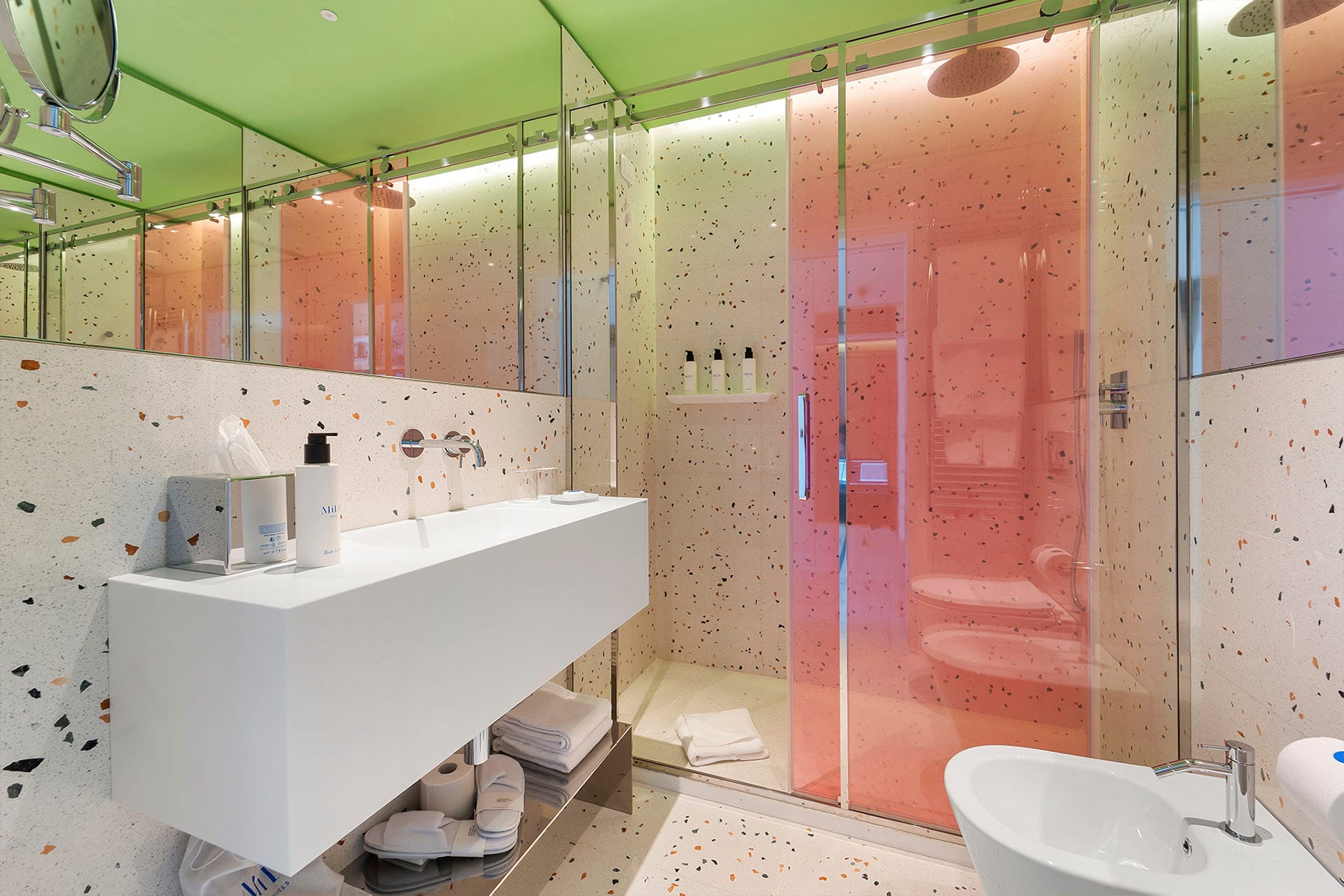 Detail of Superior Double Room with windowed brick wall – Hotel Milu Milan