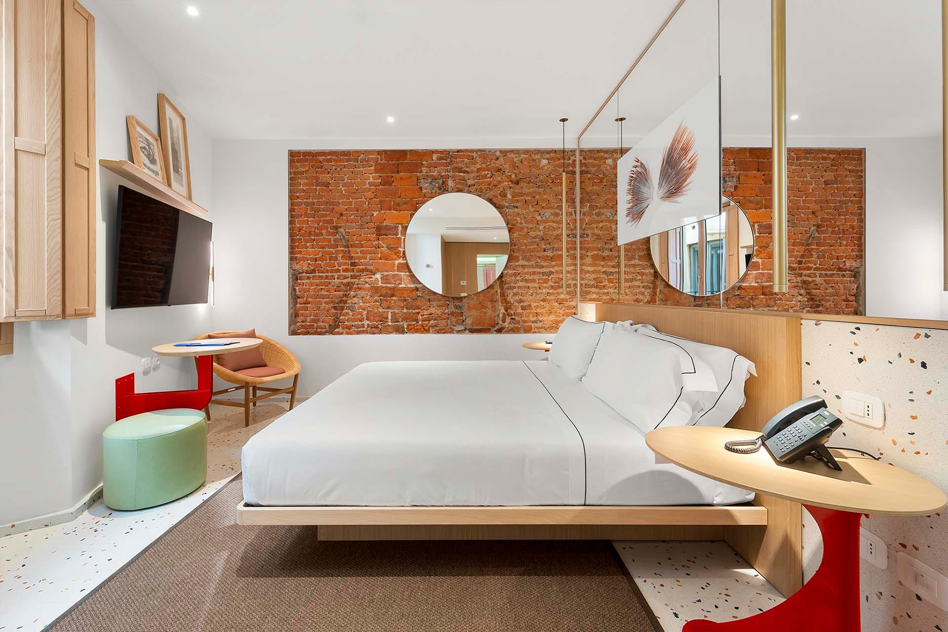 Detail of Deluxe Double Room with double bed and bedside tables – Hotel Milu Milan